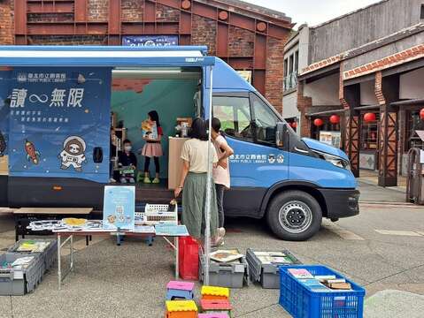 111年行動書車閱讀活動─「樂讀∞無限：在閱讀的宇宙，探索無限的閱讀樂趣」，讓我們乘著閱讀飛船─樂讀無限號，一起探索臺北市各景點(圖片來源：臺北市立圖書館)