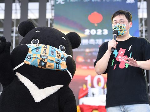 劉奕霆局長與臺北城市吉祥物熊讚於大邱炸雞啤酒節主舞台宣傳「2023台灣燈會在台北」(圖片來源：臺北市政府觀光傳播局)