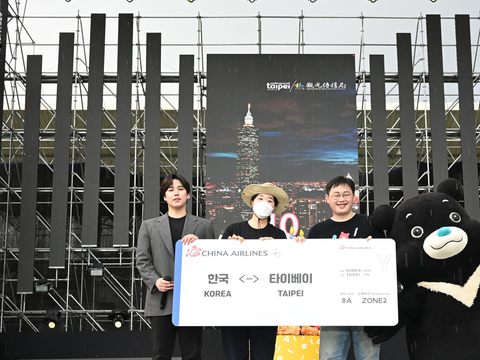 活動舞台上抽出幸運民眾獲得「中華航空往返台北韓國機票」(圖片來源：臺北市政府觀光傳播局)