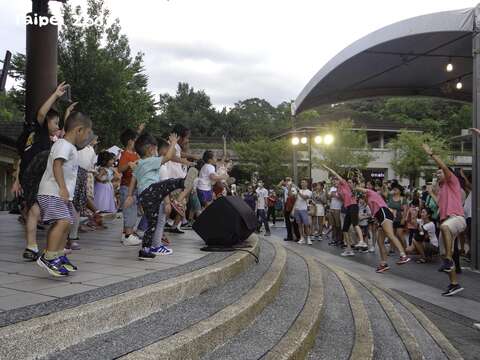 動物舞蹈帶動跳深受小小孩歡迎(圖片來源：臺北市立動物園)