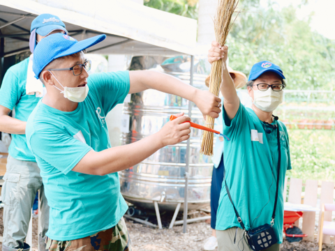 八仙六代園主人解說收稻流程(圖片來源：臺北市政府觀光傳播局)