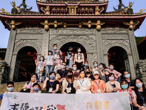 市府觀傳局與指南宮、市立天文館合作推出的夜觀星活動大受好評。(圖片來源：臺北市政府觀光傳播局)