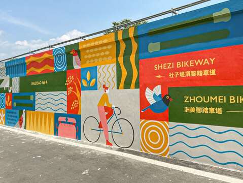 堤壁新作位於百齡左岸河濱公園自行車道入口處旁(圖片來源：臺北市政府工務局水利工程處)