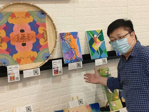 北市客委會主委徐世勲蒞臨成果展現場欣賞學員作品並為青年學子加油打氣(圖片來源：臺北市政府客家事務委員會)