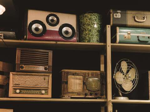 「復古事」販售如收音機、電扇等老式電器和家具。