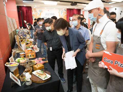 黃珊珊副市長參觀現場活動參與店家展示特色美食(圖片來源:臺北市商業處)