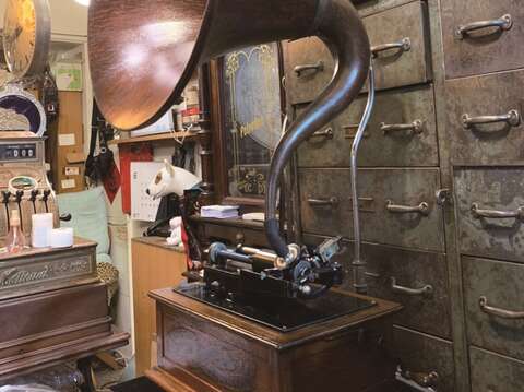 在「Brunswick Antiques」可以找到特色燈具和老式留聲機。(圖/Brunswick Antiques) (2)