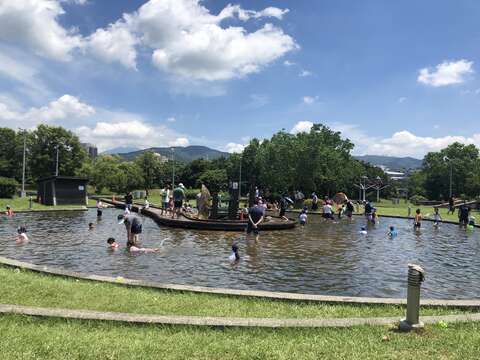 111年7月15日至9月30日內湖運動公園「親子戲水池」免費開放民眾戲水(圖片來源：臺北市政府工務局衛生下水道工程處)