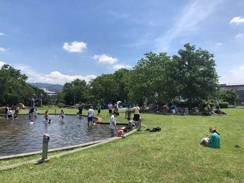 炎炎夏日，很適合來親子戲水池消暑一下(圖片來源：臺北市政府工務局衛生下水道工程處)