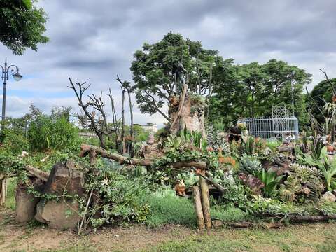 利用公園內鋸下的枯木做成圍籬，營造出更有溫度、更親人觀賞距離。(圖片來源：臺北市政府工務局公園路燈工程管理處)