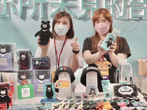 臺北館參展業者提供各式優惠商品，邀請民眾一同參觀2022台北國際夏季旅展臺北館(圖片來源：臺北市政府觀光傳播局)