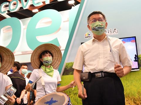 柯文哲市長參與身聲劇團熱情活力的演出，與民衆感受臺北關渡稻田黃金稻穗的盛開美景(圖片來源：臺北市政府觀光傳播局)
