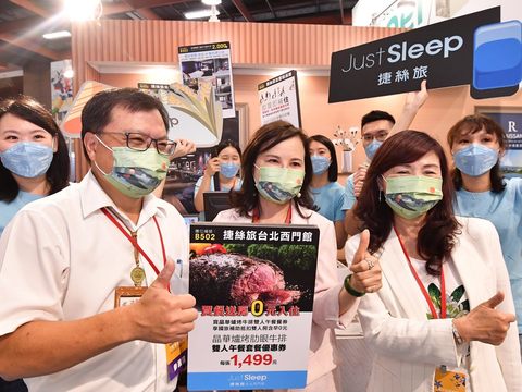 臺北市政府觀傳局薛秋火副局長、市長室謝明珠主任、台北市溫泉發展協會周水美理事長與業者合影，一同為觀光產業加油(圖片來源：臺北市政府觀光傳播局)