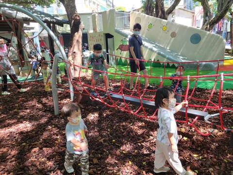 南昌公園特色遊戲場啟用，將家具街意象融入遊具設計，吸引孩童遊玩(圖片來源：臺北市政府文化局)