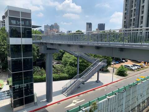 電梯跨堤天橋全新落成，讓民眾能更加便利的前往河濱公園。(圖片來源：臺北市政府文化局)