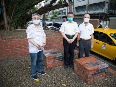 爾雅出版社隱地先生(左起)、柯文哲市長及洪範書店葉步榮先生合影(圖片來源：臺北市政府文化局)