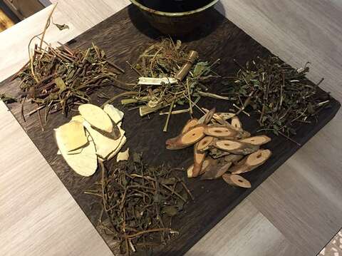 龍山寺小旅行友善店家 老濟安 手沖青草茶體驗(圖片來源：臺北市商業處)