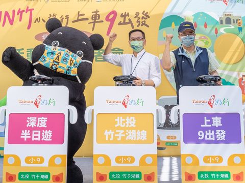 北市觀傳局沈永華專門委員(左3)攜手台北市溫泉發展協會許偉勛常務理事(左1)、大南汽車秀山站林瑜億站長(右2)、曹家花田香張維倢負責人(右1)等北投在地商家，大力推廣北投、陽明山觀光，邀請民眾搭乘台灣好行~北投-竹子湖線小9出遊。(圖片來源：臺北市政府觀光傳播局)