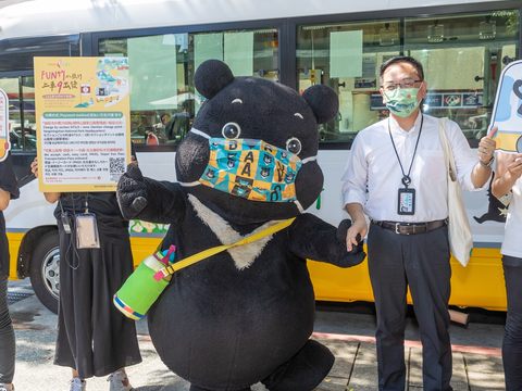 今年小9公車車廂內新增外語指引，如說明牌、外語諮詢服務，讓國內外旅客都能暢遊(圖片來源：臺北市政府觀光傳播局)