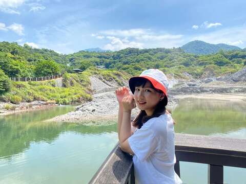 硫磺谷遊憩區的平台遠眺靄靄白煙(圖片來源：臺北市政府工務局大地工程處)