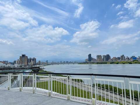 白天跨堤平台往大稻埕碼頭方向美景(圖片來源：臺北市政府工務局衛生下水道工程處)
