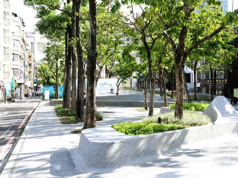 心中山線形公園-臺北大眾捷運股份有限公司提供(圖片來源：臺北市政府文化局)