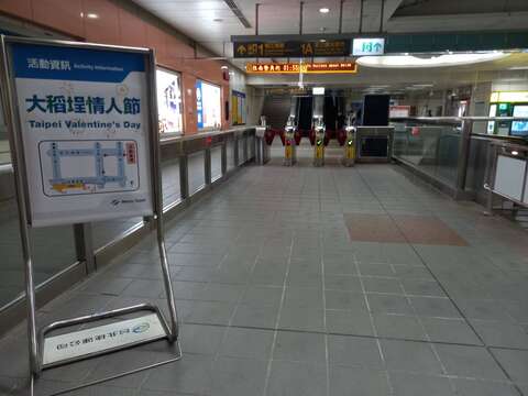 大橋頭站情人節指示牌(圖片來源：臺北大眾捷運股份有限公司)