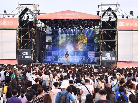 自下午4點開始，知名歌手和樂團接力演出，現場擠滿人潮。(圖片來源：臺北市政府觀光傳播局)