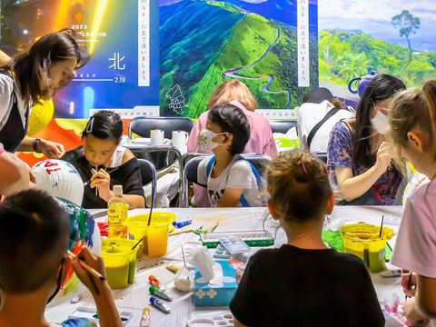 日本民眾及外國旅客一起體驗手繪燈籠(圖片來源：臺北市政府觀光傳播局)