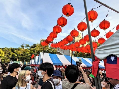 現場展示著臺灣燈籠(圖片來源：臺北市政府觀光傳播局)