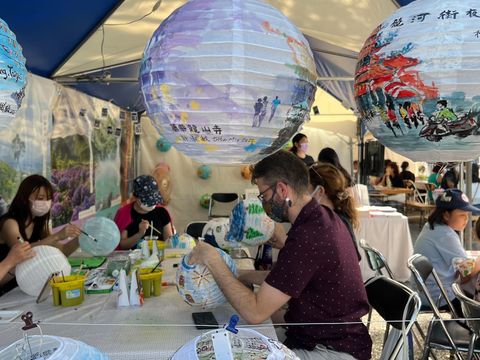 Taiwan_Festa現場臺北展區，日本民眾及外國旅客體驗手繪燈籠，提前感受「2023台灣燈會在台北」熱鬧氣氛(圖片來源：臺北市政府觀光傳播局)