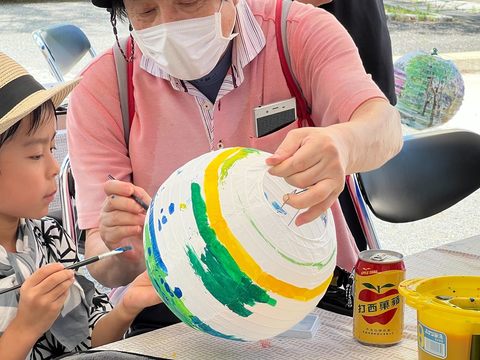 日本民眾體驗手繪燈籠(圖片來源：臺北市政府觀光傳播局)