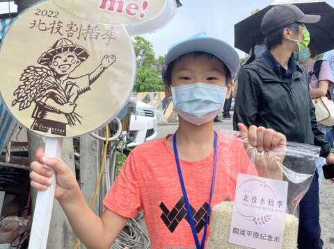 民眾帶回碾米(圖片來源：臺北市政府產業發展局)