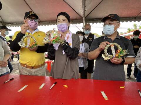 注連繩寫祝福語(圖片來源：臺北市政府產業發展局)
