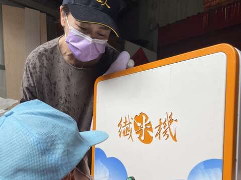副市長指導孩童體驗輾米(圖片來源：臺北市政府產業發展局)