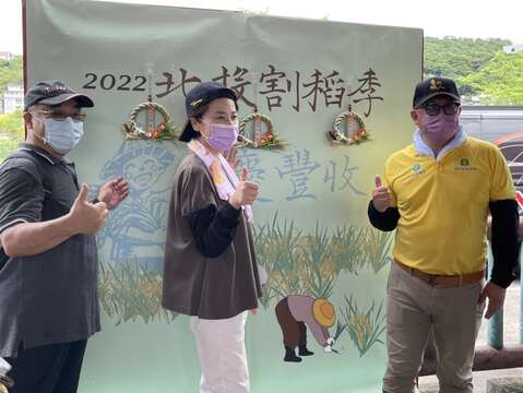 掛上注連繩一同祈福(圖片來源：臺北市政府產業發展局)