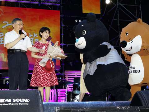 Mayor and his wife at the 2022 Dadaocheng Chinese Valentine's Festival