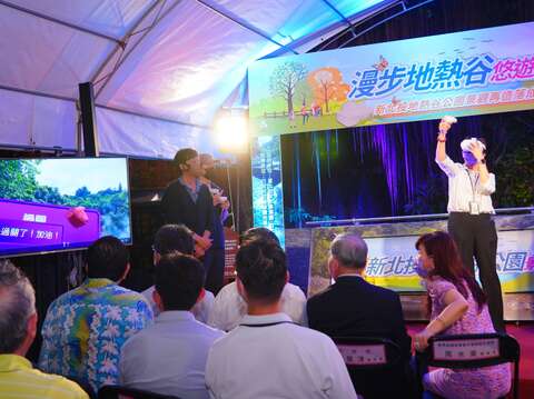 黃副市長體驗VR闖關遊戲(圖片來源:臺北市商業處)