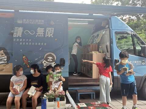 111年行動書車閱讀活動─「樂讀∞無限：在閱讀的宇宙，探索無限的閱讀樂趣」，讓我們乘著閱讀飛船─樂讀無限號，一起探索臺北市各景點(圖片來源：臺北市立圖書館)