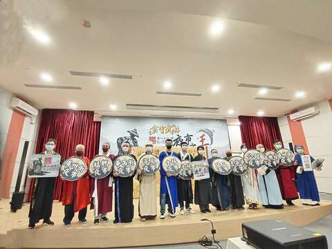 黃珊珊副市長、產業局王三中副局長、市場處陳庭輝處長及夜市自治會會長共同合影(圖片來源：臺北市市場處)