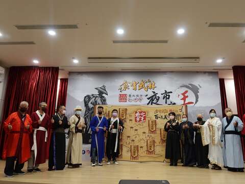 黃珊珊副市長及夜市自治會會長共同啟動2022夜市打牙季活動(圖片來源：臺北市市場處)