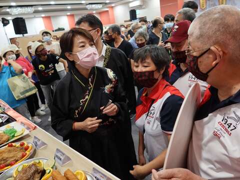 黃珊珊副市長進行巡攤(圖片來源：臺北市市場處)