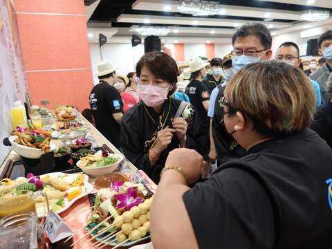 黃副市長進行巡攤(圖片來源：臺北市市場處)