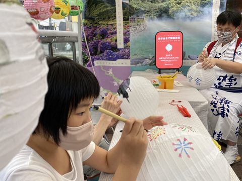 臺北市政府參加弘前睡魔祭典，藉此盛會舉辦臺北市觀光推廣活動，邀請日本民眾一同參與會發光的燈籠彩繪。(圖片來源：臺北市政府觀光傳播局)
