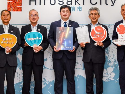 臺北市觀光傳播局劉奕霆局長(中)拜會弘前市櫻田宏市長(右二)，送上「2023台灣燈會」邀請函，力邀弘前市參與燈會展出。(圖片來源：臺北市政府觀光傳播局)