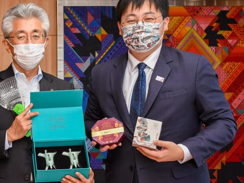 臺北市觀光傳播局劉奕霆局長與弘前市櫻田宏市長於祭典前夕，進行兩市疫後觀光進行交流，並互贈紀念品表達兩市的友好情誼。(圖片來源：臺北市政府觀光傳播局)