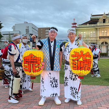 臺北市觀光傳播局劉奕霆局長(左)與弘前市櫻田宏市長(右)身著祭典服飾手持台北主題燈籠於遊行廣場前合影留念。(圖片來源：臺北市政府觀光傳播局)