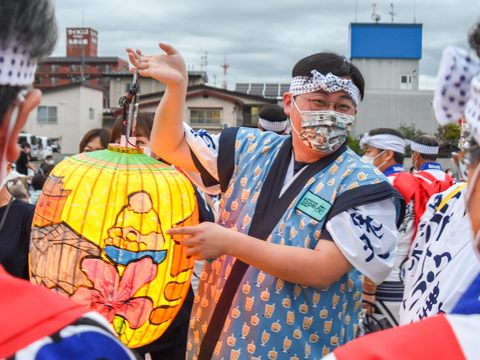 臺北市觀光傳播局劉奕霆局長於遊行前夕向民眾介紹台北市美食。(圖片來源：臺北市政府觀光傳播局)
