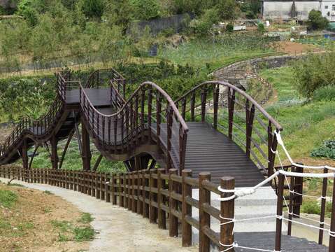 結合稻穗意象及梯田地貌的稻浪棧道.JPG(圖片來源：臺北市政府工務局大地工程處)
