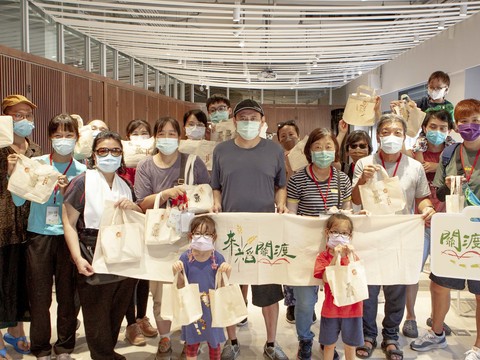 手作DIY民眾秀出戰利品(圖片來源：臺北市政府觀光傳播局)